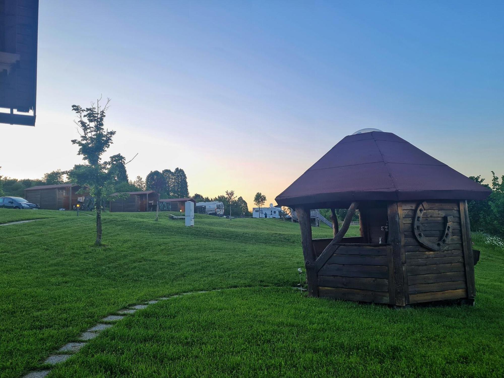 Camp The Sunrise Hill Hotel Pivka Exterior foto