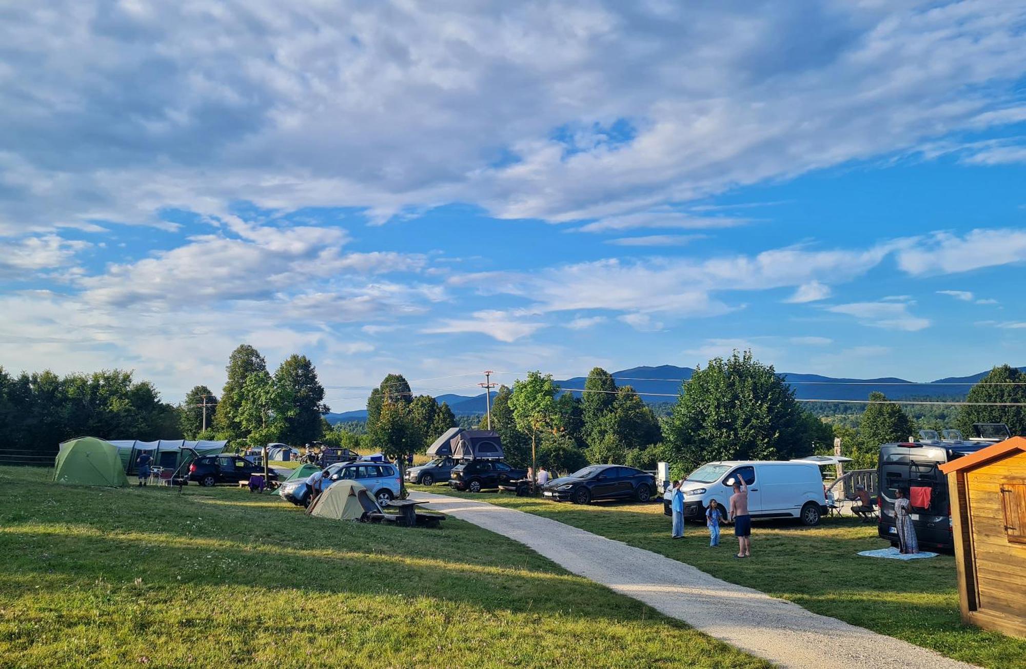 Camp The Sunrise Hill Hotel Pivka Exterior foto