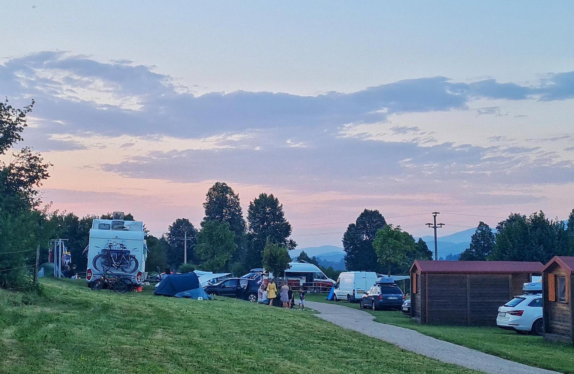 Camp The Sunrise Hill Hotel Pivka Exterior foto