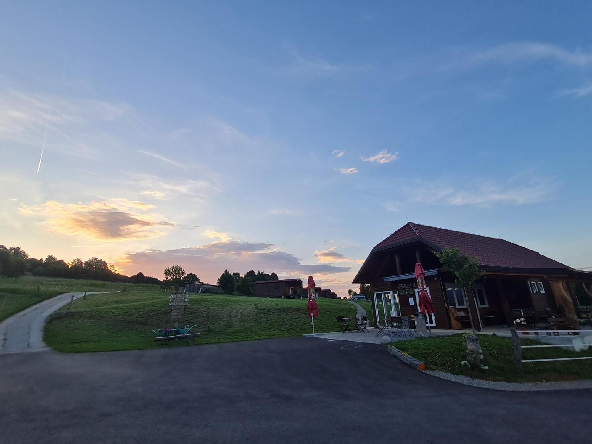 Camp The Sunrise Hill Hotel Pivka Exterior foto